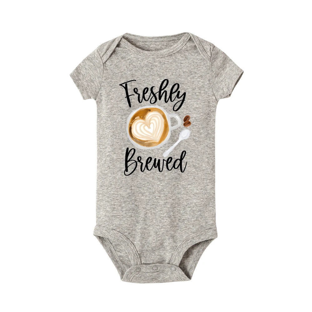 Frisch gebrühter Baby-Strampler, Kaffee, Schwangerschaftsankündigung, Neugeborenen-Body, Outfit, Kaffee, Babyparty, Geschenk, niedliche Säuglingskleidung.