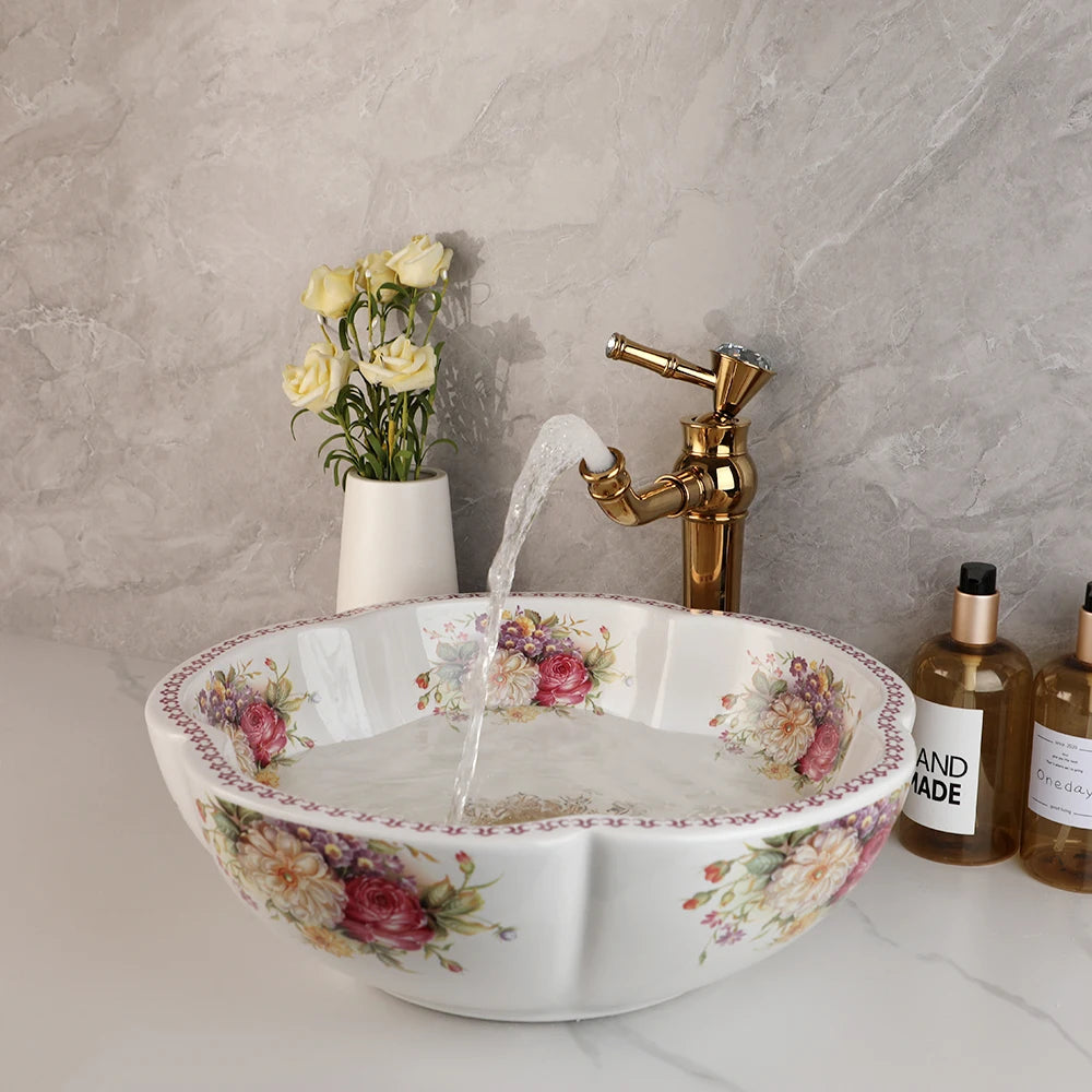Kemaidi Keramik Bad Bar Waschtisch Waschbecken Wasserhahn Combo Blumen stil weiß über Theke Schüssel mit goldenen Mixer Wasserhähnen
