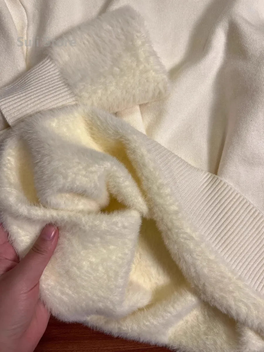 2025 Einteiliger Rollkragenpullover aus Nerz-Samt, verdickt, warme Innenpullover für Damen mit gestricktem Hemdpullover.