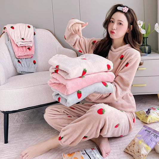 Warme Damen-Nachtwäsche für den Winter, bedruckt, Erdbeere, O-Ausschnitt, Korallensamt-Pyjama, Loungewear, zweiteiliges Set, süße Damen-Pyjamas