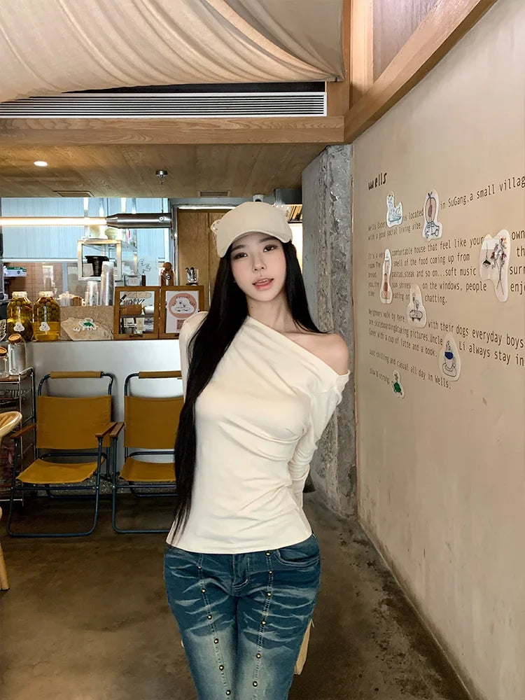 Slim Fit Long Sleeve T-Shirt Shoulder Bared One Shoulder Style Casual Streetwear for Young Women Fashionable And Stylish.