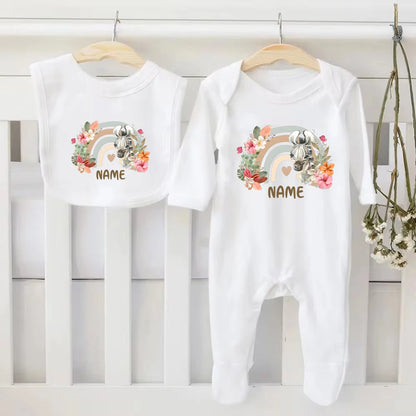 Personalisierte Baby-Lätzchen und Strampler, 2-teiliges Set, individuelles Tier mit Namen, Baby-Baumwoll-Lätzchen, Neugeborenen-Overall, Wild One-Geschenke für die Babyparty.