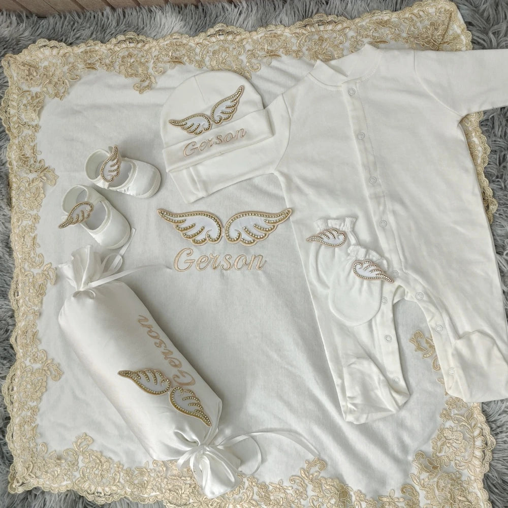 Baby Gold Angle Wings Einzigartige wesentliche Geschenkbox Personalisierter Name Strampler Set Kissen Decke Babyausstattung Outfit Geschlecht offenbaren Geschenke.