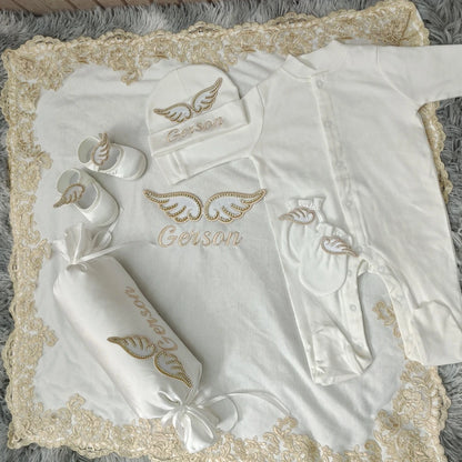 Baby Gold Angle Wings Einzigartige wesentliche Geschenkbox Personalisierter Name Strampler Set Kissen Decke Babyausstattung Outfit Geschlecht offenbaren Geschenke.