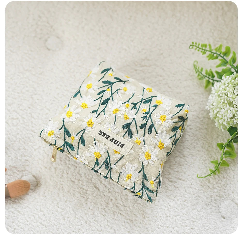 White Embroidery Daisy Women's Makeup Bag Portable Coin Purse Key Case Cosmetics Lipstick Storage Bag Commuter Liner Bag Ins.