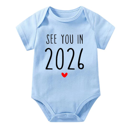 Wir sehen uns im Jahr 2026 Schwangerschaftsankündigung Baby Strampler Baumwolle Kleinkind Overall Sommer Kurzarm Neugeborene Jungen Mädchen Body