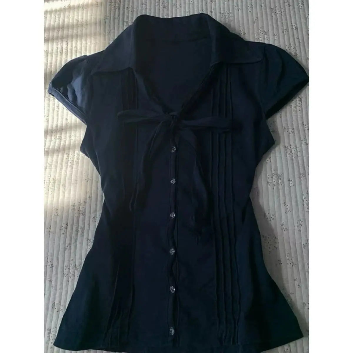 Retro new black Japanese V-neck shirt for women Harajuku Goth large size waist-hugging and slimming fashion top.