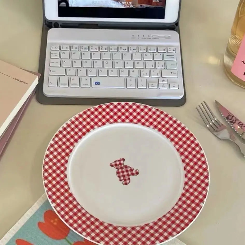 INS High Beauty Plate Vintage French Red Checkered Bear Plate Cute Ceramic Round Plate Dessert Breakfast Creative Dish Circular.