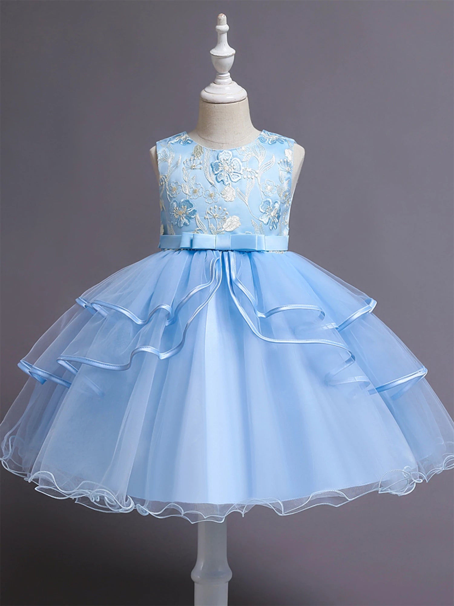 Blumen stickerei Kleid des blauen Mädchens ärmellose schlanke Prinzessin Geburtstags feier Kleid Klavier Performance tragen.