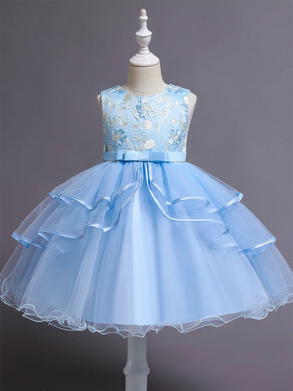 Blumen stickerei Kleid des blauen Mädchens ärmellose schlanke Prinzessin Geburtstags feier Kleid Klavier Performance tragen.