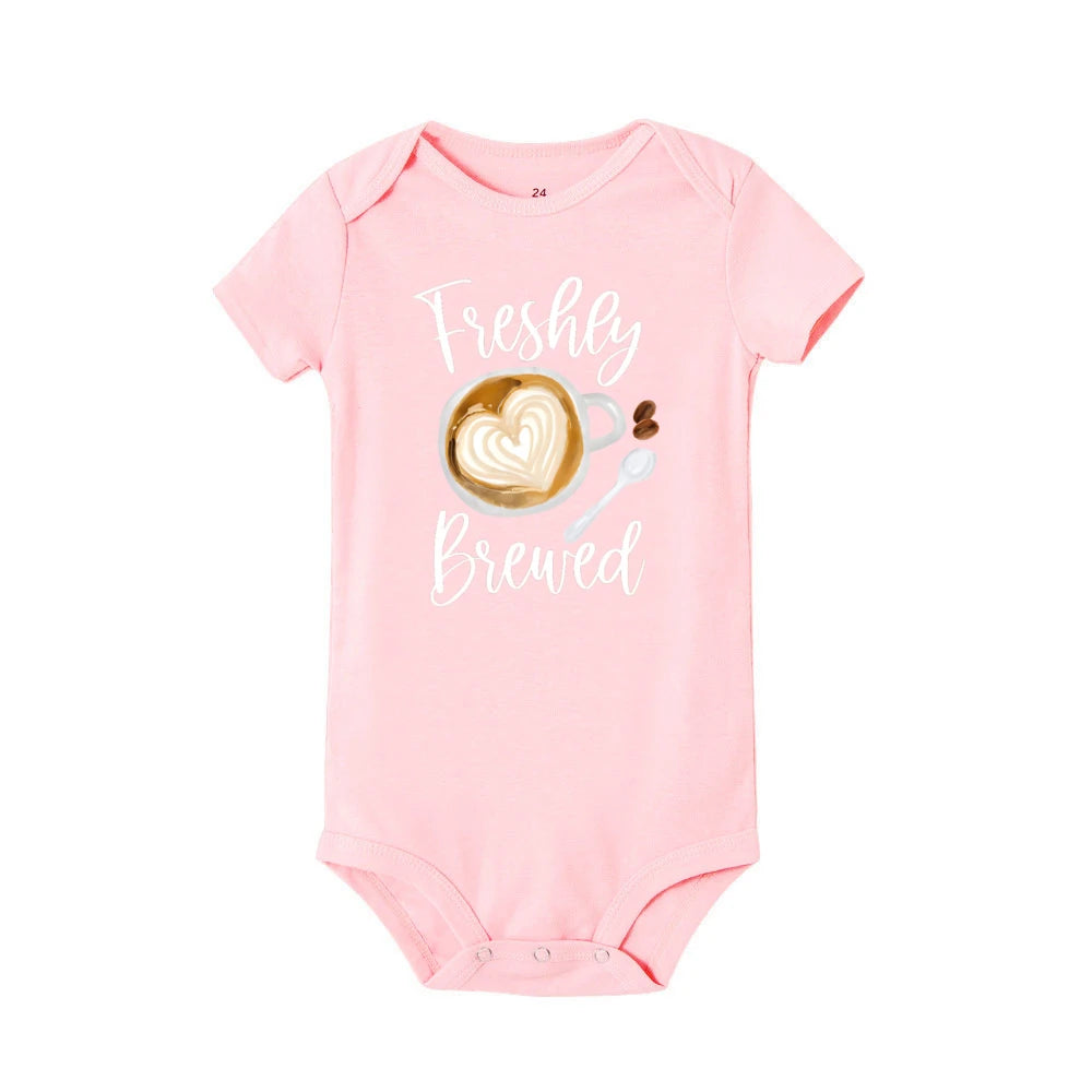 Frisch gebrühter Baby-Strampler, Kaffee, Schwangerschaftsankündigung, Neugeborenen-Body, Outfit, Kaffee, Babyparty, Geschenk, niedliche Säuglingskleidung.