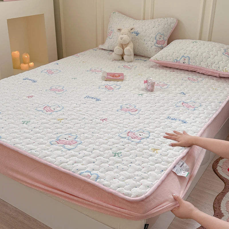 Quilted Velvet Bed Cover Printed Bedspread for Home Winter Mattress Protector Thicken Bed Linen 매트리스 커버 (No Pillowcase).