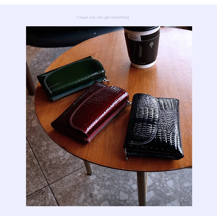 Magnetic Clasp Short Ladies Genuine Leather Wallet 2025 New Alligator Cow Leather Purse Woman RFID Card Holder Mini Clutch.