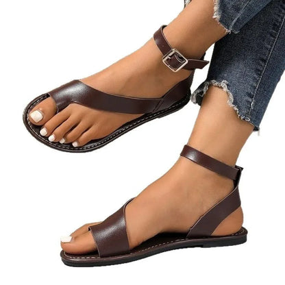 Flat Roman sandals female summer new clip toe fashion comfortable niche design sense belt buckle ladies fashion high.