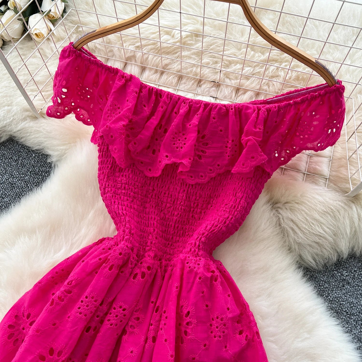 SINGREINY Schickes, ausgehöhltes Kleid mit Stickerei, Rüschen, Spleiß, schulterfrei, elastisch, gerüscht, schlank, 2025, solides, sanftes, langes Urlaubskleid.