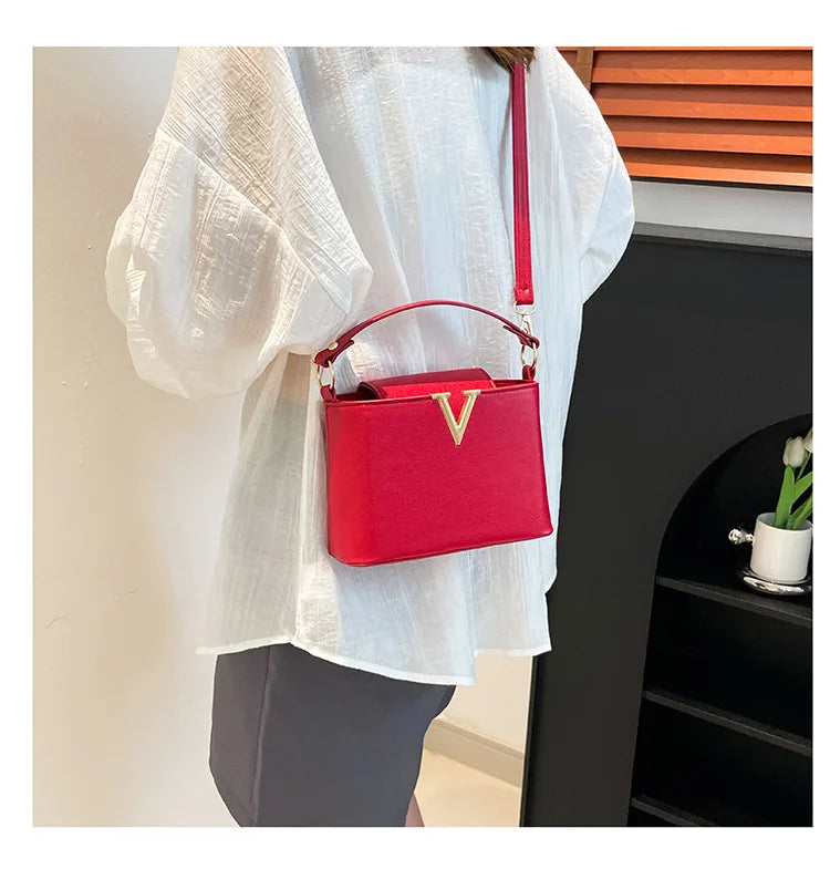 Luxury Women's Tote Bag, Chic V Shaped Stylish Pu Leather Bucket Bag, Top Cover Handbag Women Shoulder Crossbody Bag for Woman