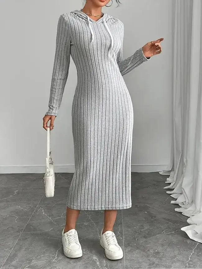 Lässiges, langärmliges, geripptes Strickkleid mit Kapuze für Damen – Slim-Fit- und figurschmeichelndes mittellanges, figurbetontes Herbstkleid 2025, Herbst