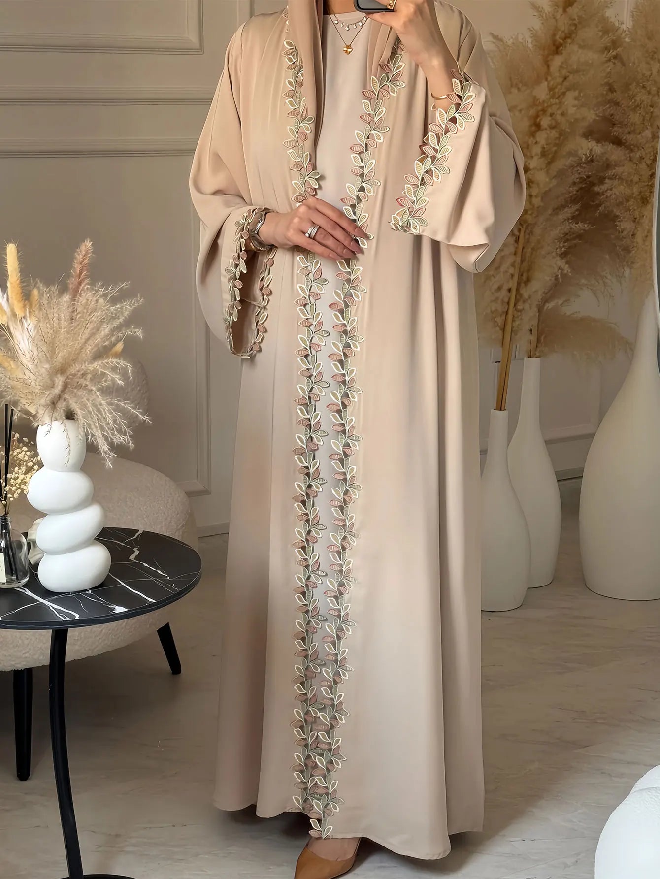Dubai Elegante beige Abaya für muslimische Frauen – ingewöhnlich gefertigt mit mehrfarbigem Stickerei-Stück in islamischer bescheidener Mode.