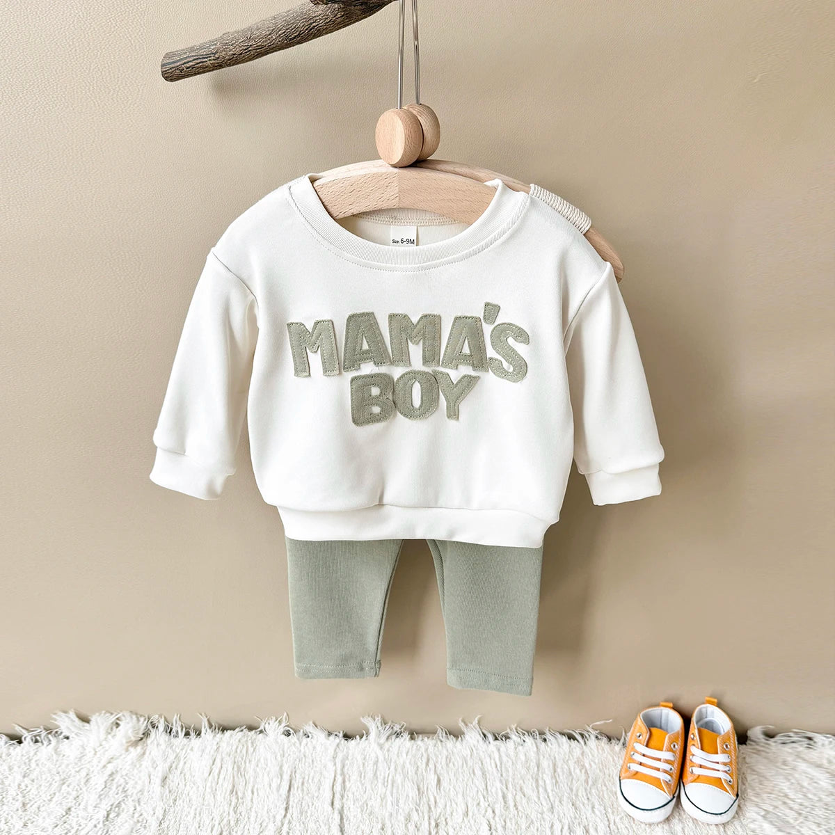 2025 Baby Jungen Kleidung MAMA'S JUNGE Sets Herbst Baby Mädchen Kleinkind Outfit Sweatshirt Top Hosen 2 Stücke Langarm Winter warme Säuglingsanzug.