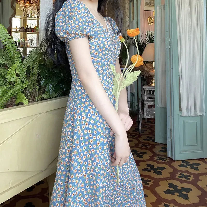 Rustikales Blumenkleid für Damen, neue Frühlings- und Sommersaison, Stehkragen, Puffärmel, schlankmachendes langes Kleid im französischen Stil, Blau.