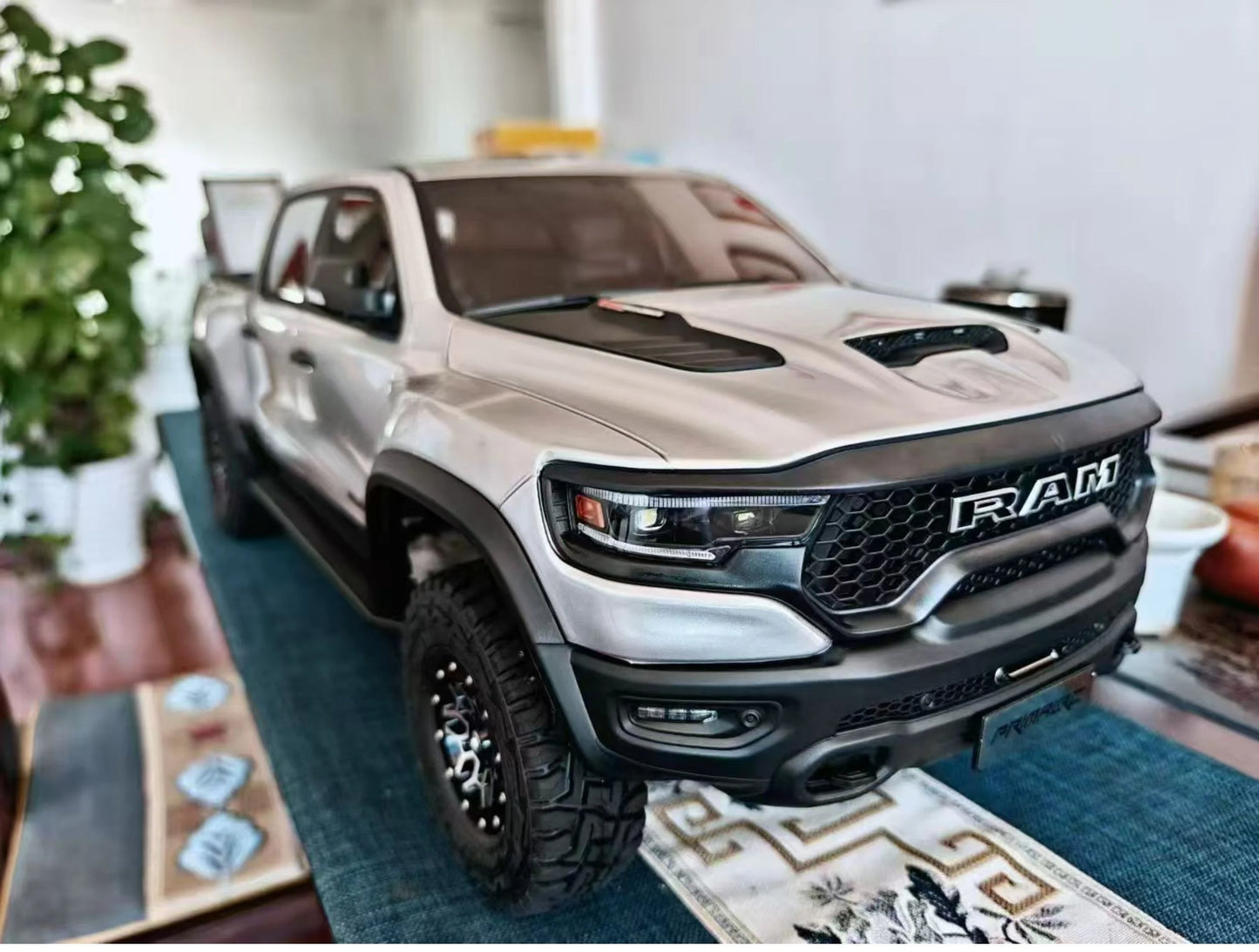 KM Thunder Dodge Tyrannosaurus RAM 1500 Simulation 1/8 Remote Control Electric 4WD Climbing Vehicle Pickup Off road Vehicle.