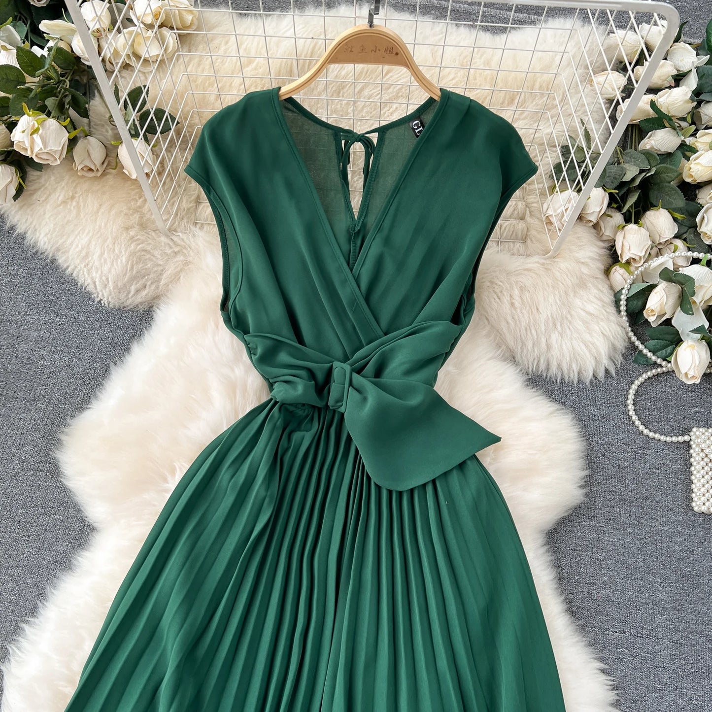 Französisch Vintage elegante Plissee Vneck Kleid A-Linie Mode Chiffon Frühling Herbst ärmellose Vestidos Frauen kleider