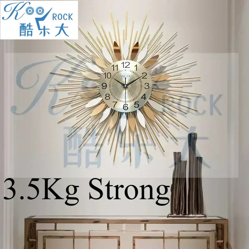 Strahlende Sonnenwanduhr mit goldenen Eisenstangen und Eisenplatten mit orangefarbenen Flammen, robustes Design, symbolisiert Hoffnung und Wohlstand