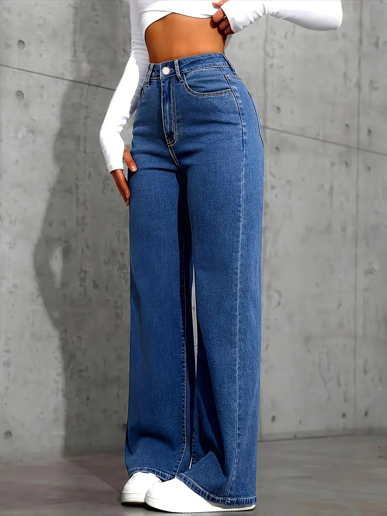 Classic and stylish straight-leg blue jeans, versatile and easy to pair with various outfits..