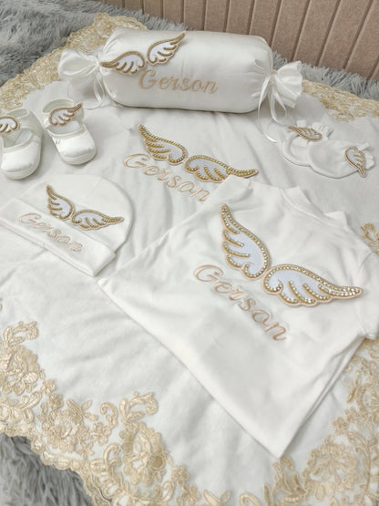 Baby Gold Angle Wings Einzigartige wesentliche Geschenkbox Personalisierter Name Strampler Set Kissen Decke Babyausstattung Outfit Geschlecht offenbaren Geschenke.