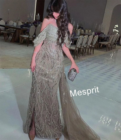 Maßgeschneiderte komplizierte Faltenmuster-Perlen-Trompete, schulterfreie lange Kleider, maßgeschneiderte Kleider für besondere Anlässe, Größen erhältlich.