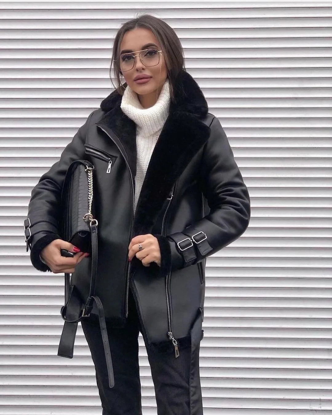 Die neue Damenjacke mit extra dicker, warmer und extra dicker Lammfeder-Reiterjacke mit Kunstfell