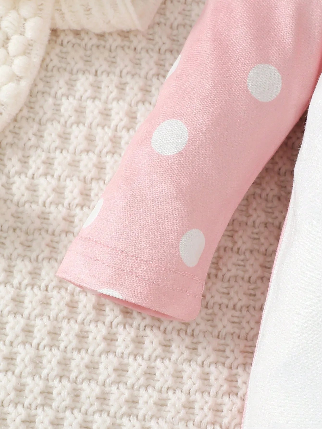 Neuer Baby-Body mit langen Ärmeln, niedliche kleine Kuh, kreisförmige Punkte, Overall + Hut + Drool-Handtuch, 3 Teil/Set, 0–18 Monate Baby-Krabbelanzug.